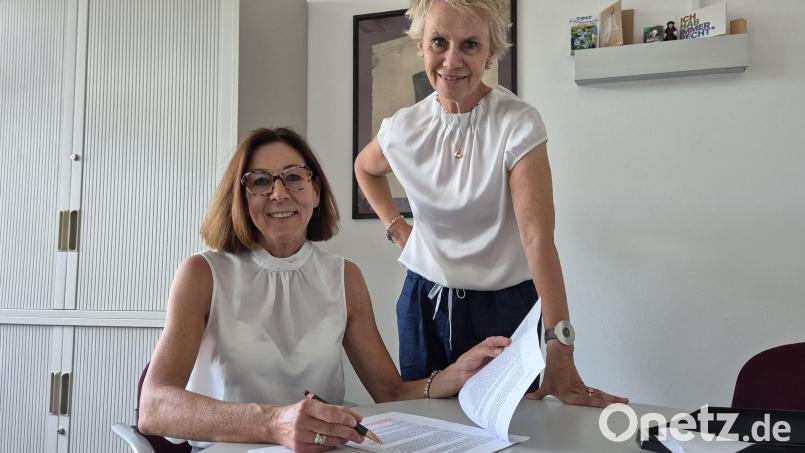 Christine Söllner (stehend) geht in den Ruhestand. Nachfolgergin ab 1. August wird ihre bisherige Stellvertreterin Elisabeth Junkawitsch. Bild: Lowak