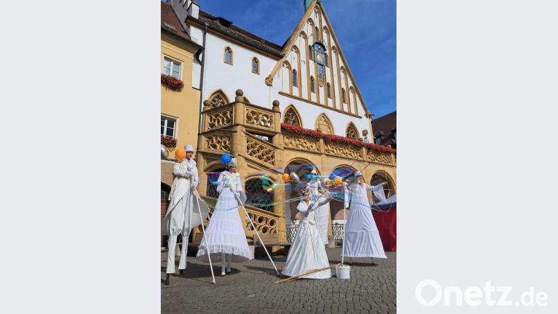 Auf Stelzen waren vergangenes Jahr verschiedene Künstler in der Amberger Innenstadt unterwegs. Archivbild: Stadtmarketing Amberg e.V.