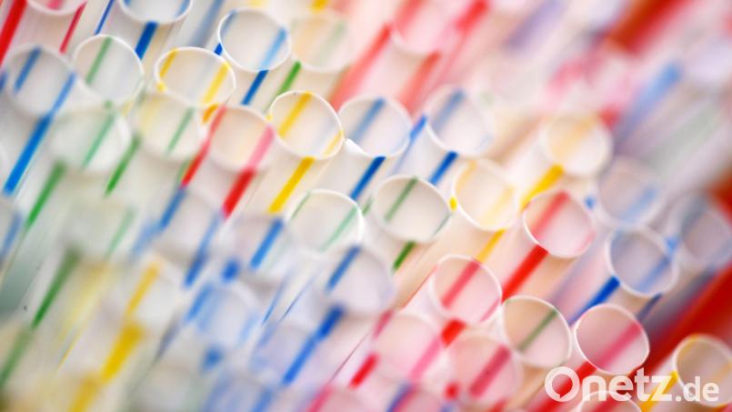 Eine Aufnahme aus dem Jahr 2017: Einweg-Plastikstrohhalme in einem Glas. (Archivbild) Bild: Ralf Hirschberger/dpa