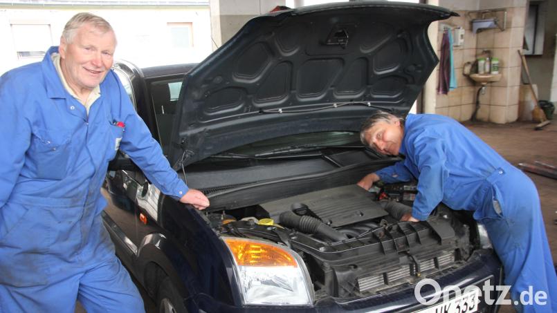 Wilfried Robl (links) und sein Cousin Ludwig Robl bei der Arbeit. Damit ist seit kurzem Schluss. Bild: Konrad Rosner