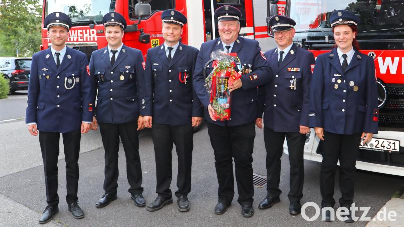 Feuerwehrvorsitzender Daniel Grünbauer (dritter von links) überreichte dem scheidenden Kommandanten Bernhard Schmidt (dritter von rechts) im Namen der Wehr ein Abschiedsgeschenk. Mit auf dem Bild (von links) der neugewählte Kommandant Bastian Kaiser, dritter Vorsitzender Lukas Schmidt, zweiter Kommandant Wolfgang Gruber und zweite Vorsitzende Anna-Maria Linkel. Bild:  Jochen Neumann