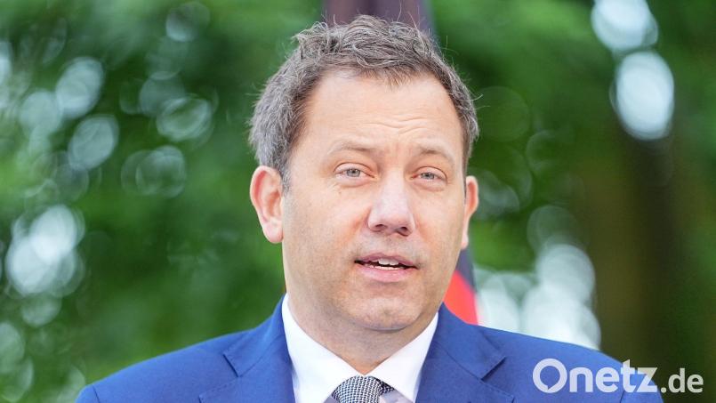 Finanzminister Klingbeil muss in die Rücklage greifen, um eine Milliarden-Lücke zu schließen. (Archivbild) Bild: Michael Kappeler/dpa
