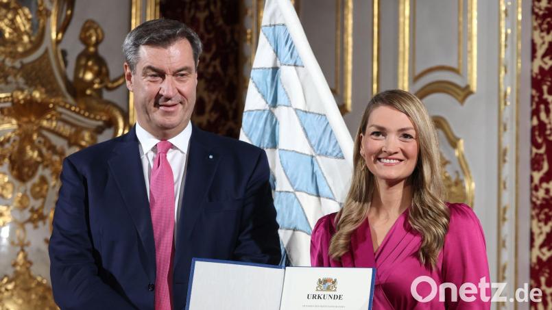 Söders eigene Gesundheitsministerin Gerlach (r.) sieht die Pläne der schwarz-roten Koalition in Berlin zu den strengeren Regeln für Krankschreibungen kritisch. (Archivbild) Bild: Karl-Josef Hildenbrand/dpa