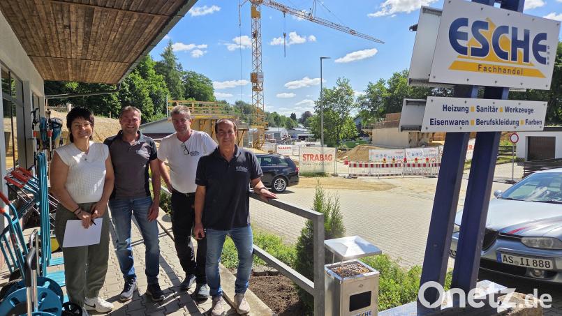 Haben Oberpfalz-Medien von alltäglichen Problemen mit der Brückenbaustelle (rechts im Hintergrund) in der Dieselstraße berichtet (von links): Liane und Thilo Esche, Michael Zientek und Hermann Wojtas. Bild: Tobias Gräf