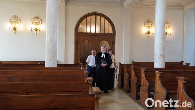 Ein Paar, das zu "Einfach heiraten" in Amberg gekommen war, zieht mit Pfarrer Stefan Drechsler aus Schwandorf in die Paulanerkirche ein. Bild: Anke Hog