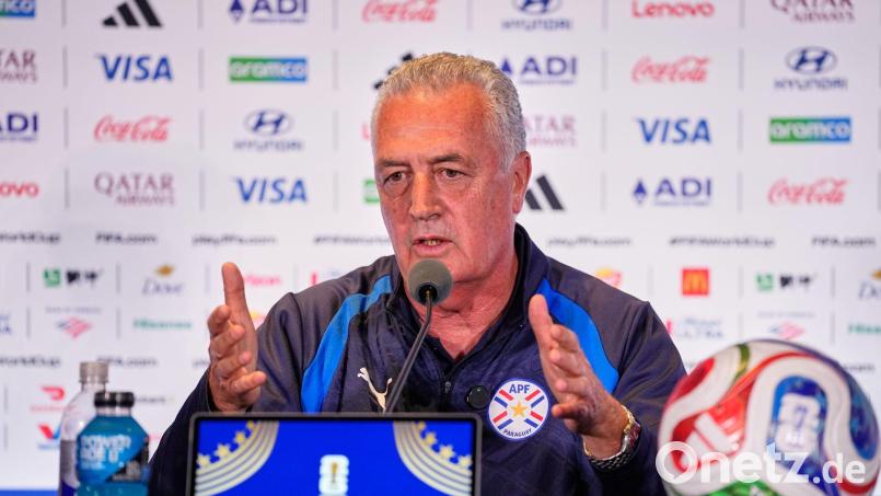 Frankreich wartet: Trainer Gustavo Alfaro will mit Paraguay für das nächste WM-Wunder sorgen. (Archivbild) Bild: Martin Meissner/AP/dpa
