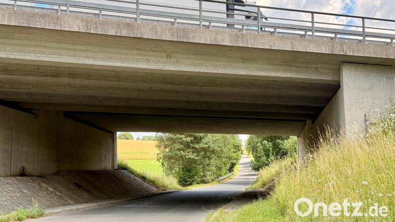 Über die Gemeindeverbindungsstraße zwischen Klobenreuth und Denkenreuth verläuft die A93. Die Brücke muss nun modernisiert werden. Bild: Gabi Schönberger