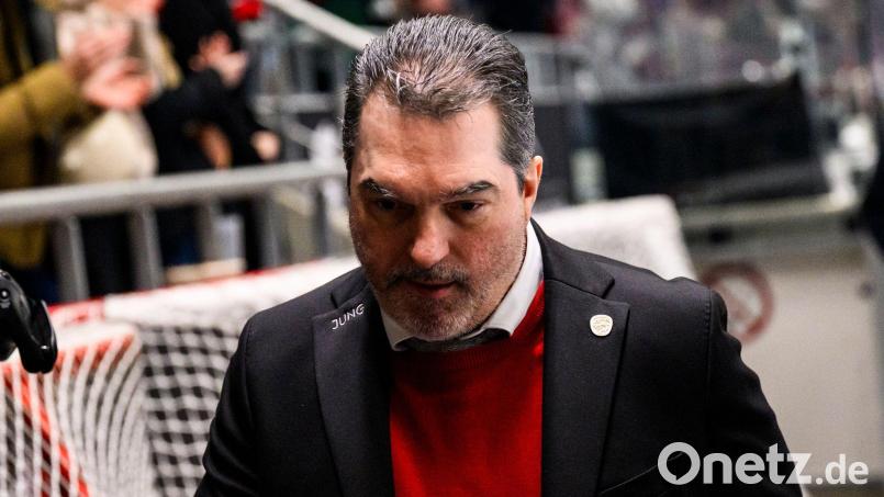 Darf einen neuen Verteidiger begrüßen: Sportdirektor Larry Mitchell. (Archivbild) Bild: Tom Weller/dpa