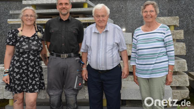 Diplom-Ingenieur Günther Schmidt (Zweiter von rechts) feiert seinen 80. Geburtstag. Ehefrau Renate (rechts) ist seit 1970 fest an seiner Seite. Die Verantwortung im Betrieb hat bereits die nächste Generation mit Sohn Günther (Zweiter von links) mit Ehefrau Manuela (links) übernommen. Bild: Elisabeth Dobmayer