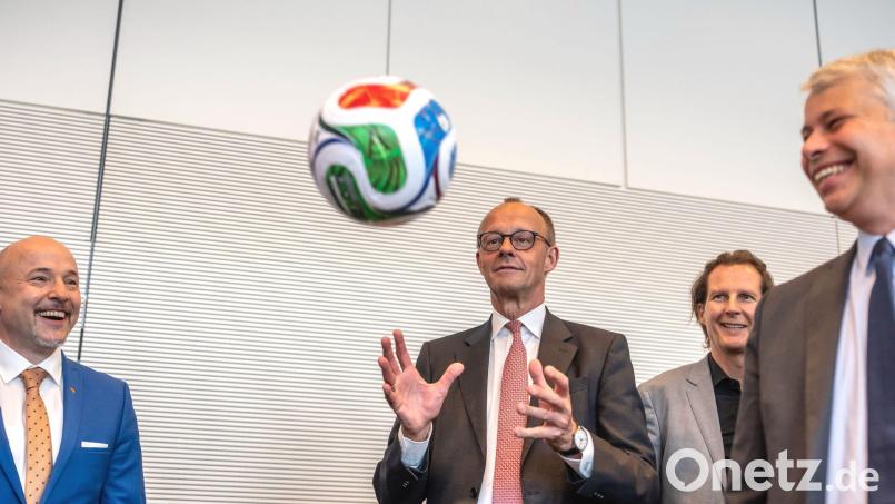 Fußball-Fan Friedrich Merz. (Archivbild) Bild: Michael Kappeler/dpa