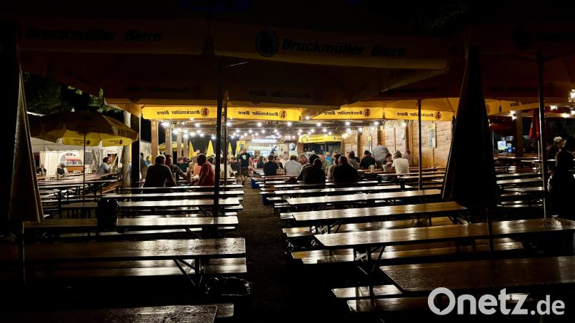 Auf dem Amberger Mariahilfberg ist die Nacht hereingebrochen. Ausgeschenkt werden darf bis 22.30 Uhr. Sitzen bleiben darf man im Prinzip so lange wie man will – wenn's sein muss, auch bis zum Morgengrauen. Bild: san