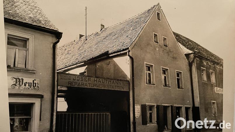 Die alte Station und Werkstatt in den 1930er-Jahren. An Pressaths erster Zapfsäule wurde damals "Shellina" getankt. Bild: Archiv Familie Hautmann