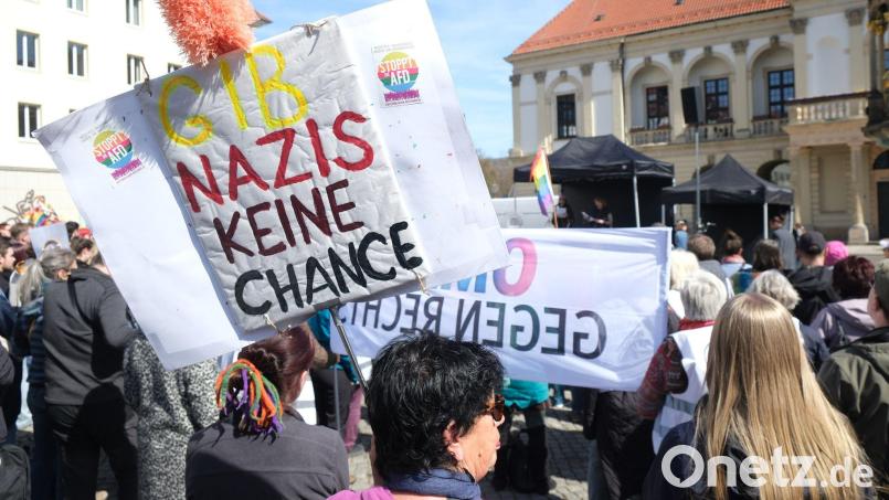 Gegen die AfD gehen immer wieder Menschen auf die Straße, wie hier die Teilnehmer einer linken Kundgebung in Magdeburg im April 2026. (Archivbild) Bild: Sebastian Willnow/dpa