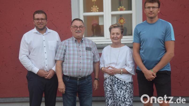 Bürgermeister Michael Meiler ist hocherfreut, dass sich Alfons Ermer und Gerti Ahne als Seniorenbeauftragte sowie Konrad Braun (von links) als Jugendbeauftragter in Pirk engagieren. Bild: Ernst Frischholz