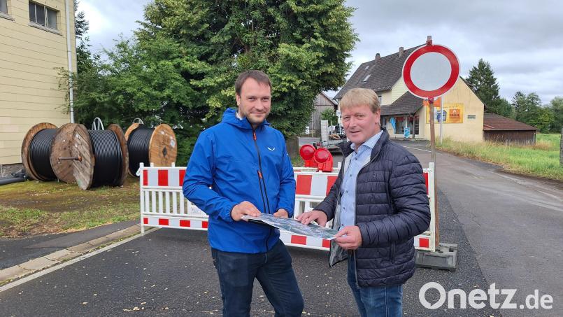 Verwaltungsleiter Thomas Prey (links) und Bürgermeister Markus Schiesl haben den Überblick über die komplexe Baustelle in Altendorf. Links liegen bereits die neuen Stromkabel bereit, das Trafohäuschen wird abgebaut. Bild: bl