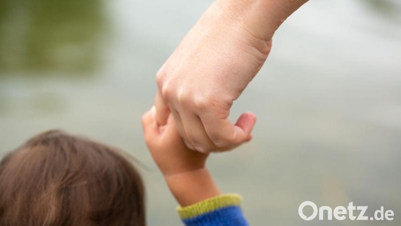In gleichgeschlechtlichen Partnerschaften müssen Frauen ihr Kind adoptieren, um als Mutter zu gelten. (Symbolbild) Bild: Fernando Gutierrez-Juarez/dpa
