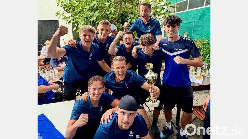 So sehen Sieger in einem Trainingslager der SpVgg SV Weiden aus: Ein Pokalturnier lockerte die anstrengenden Einheiten auf. Bild: SpVgg SV Weiden