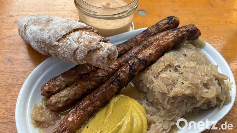 Ein kulinarischer Hochgenuss auf dem Mariahilfberg: eine Berg-Brotzeit mit Bratwürsten, Kraut, viel Senf, Stangerl und Obazdn. Bild: san