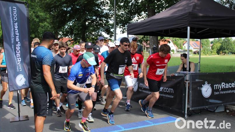 Beim Waldershofer Stadtlauf 2025 ging es in der ersten Reihe eng zu. Archivbild: Hannah Weiß