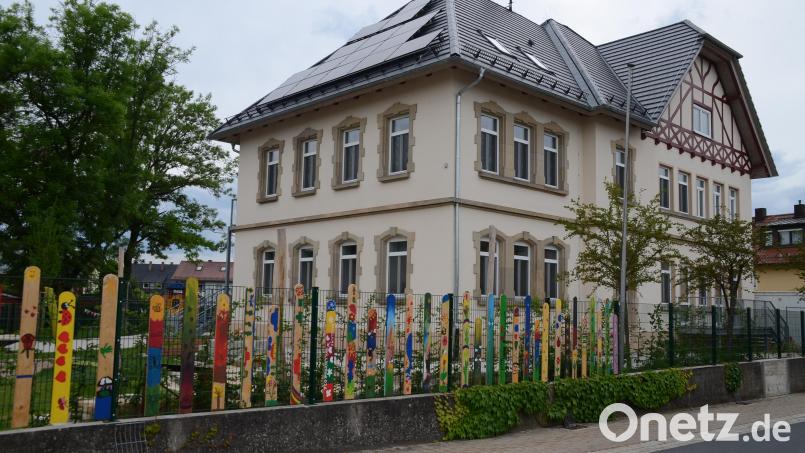 Die neue Kindertagesstätte „Krabbelkiste II“: Das alte Schulgebäude wurde barrierefrei umgebaut und wird im Juli feierlich eröffnet. Bild: Arnold Koch