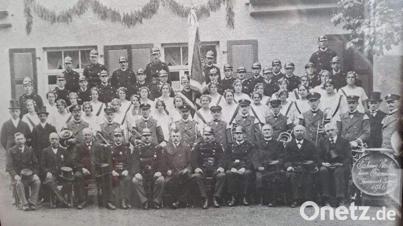 Die Fahnenweihe im Jahr 1926 war ein bedeutendes Ereignis in der Geschichte der Freiwilligen Feuerwehr Krummennaab und brachte Feuerwehr, Vereine und zahlreiche Gäste zusammen. Repro: Feuerwehr Krummennaab