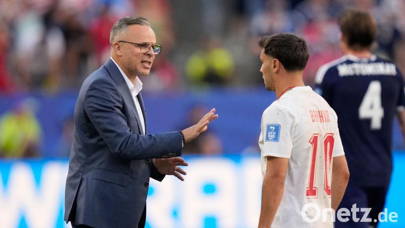 Marokkos Trainer Mohamed Ouahbi (l.) mit Offensivstar Brahim Díaz. (Archivbild) Bild: Charles Krupa/AP/dpa