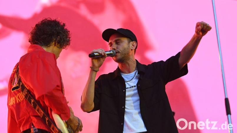 Auf seinem Konzert sagte Clueso: „Es ist keine Selbstverständlichkeit, dass ihr hier seid. Lasst uns einfach zeigen, was Musik kann, im Herzen der Stadt, in Erfurt City.“ Bild: Heiko Rebsch/dpa