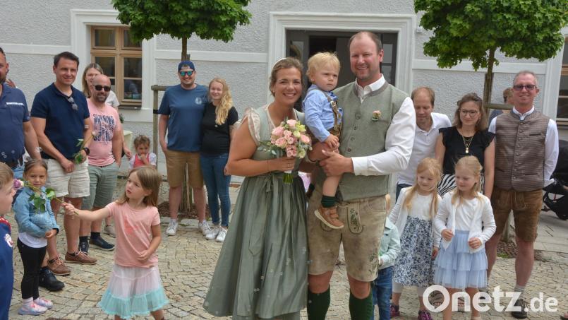 Amelie Empl und Johannes Schmid schlossen am Samstag im Historischen Rathaus in Mitterteich den Bund fürs Leben. Mit dabei der Stolz der jungen Familie, der eineinhalbjährige gemeinsame Sohn Hannes. Nach der Trauung gab es für die Brautleute ein großes Ehrenspalier. Bild: Josef Rosner