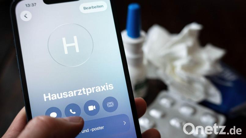 Einen Zusammenhang zwischen den hohen Krankenständen der vergangenen Jahre und der telefonischen Krankschreibung sieht Ökonom Daniel Graeber nicht. (Symbolbild) Bild: Sina Schuldt/dpa