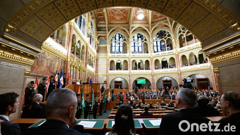 Im ungarischen Parlament sollen Abgeordnete künftig nicht länger als zwölf Jahre tätig sein können. (Archivbild) Bild: Boglarka Bodnar/MTI/AP/dpa