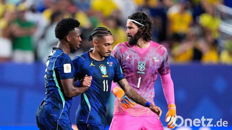 Brasiliens Raphinha (M.) steht vor dem Comeback. (Archivbild) Bild: Petr David Josek/AP/dpa