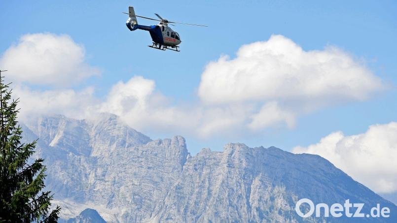 Drei Hubschrauber helfen bei der Suche. Symbolbild: Uwe Lein/dpa