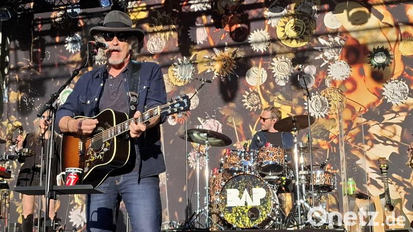 Vor dem großen Jubiläumskonzert: BAP mit Frontmann Wolfgang Niedecken spielt bei einer Warm-up-Party in Burglengenfeld. Bild: Amann