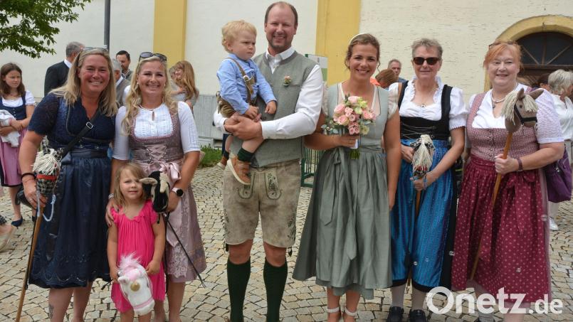 Eingerahmt von den vier Pferdemädchen aus dem Reitsportzentrum Honsolgen aus Buchloe, strahlt das Brautpaar Amelie und Johannes Schmid mit Sohn Hannes. Beide schlossen am Samstag in Tracht im Historischen Rathaus in Mitterteich den standesamtlichen Bund fürs Leben. Die kirchliche Hochzeit folgt am 8. August in der Heimat der Braut. Bild: Josef Rosner