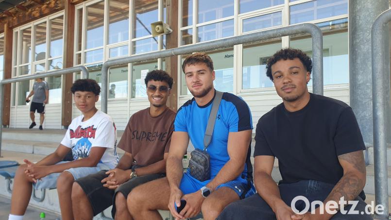 Der deutsche Nationalspieler Nene Brown (Zweiter von links) mit ein paar Kumpels am Samstagnachmittag auf der Tribüne des Schwarzenfelder Sportparks. Bild: mr