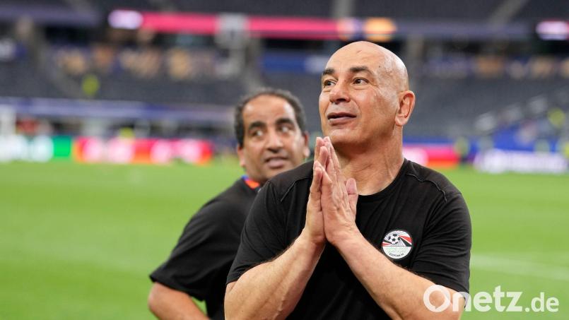 Könnte Ärger mit der FIFA bekommen: Ägyptens Trainer Hossam Hassan. Bild: Tony Gutierrez/AP/dpa
