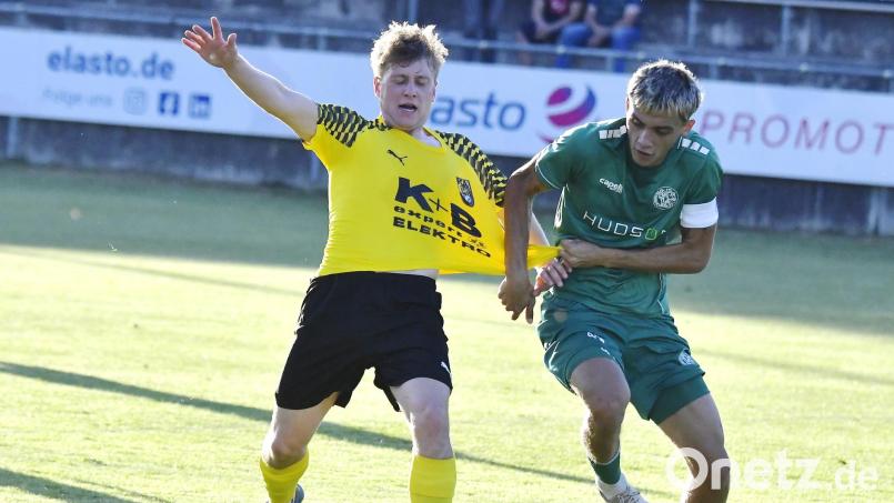 Trikottest von Kapitän Jonas Schwindl (rechts) von der DJK Gebenbach bei Jannik Meier (links) vom FC Amberg. Bild: Hubert Ziegler