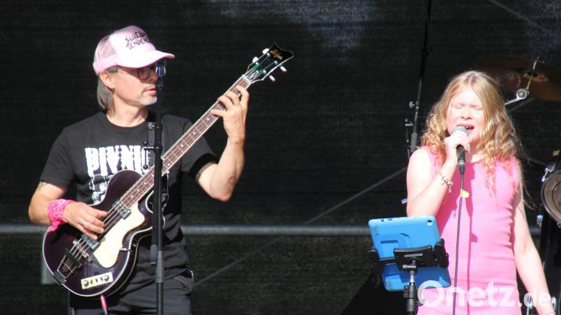 Die Kids-Band "Planet of Rock" mit ihrer Lead-Sängerin Lucia (rechts). Bild: Konrad Rosner