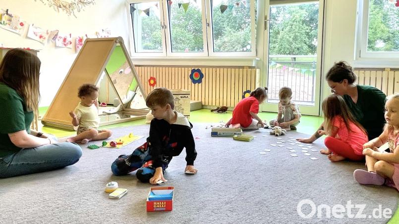 Die Kinder spielen in ihrer Entdeckerkrippe konzentriert und im Kontakt mit anderen Kindern, einfühlsam unterstützt von den beiden Erzieherinnen (von links) Paula Grünbauer und Jessica Caudill Bild: Gerhard Krones