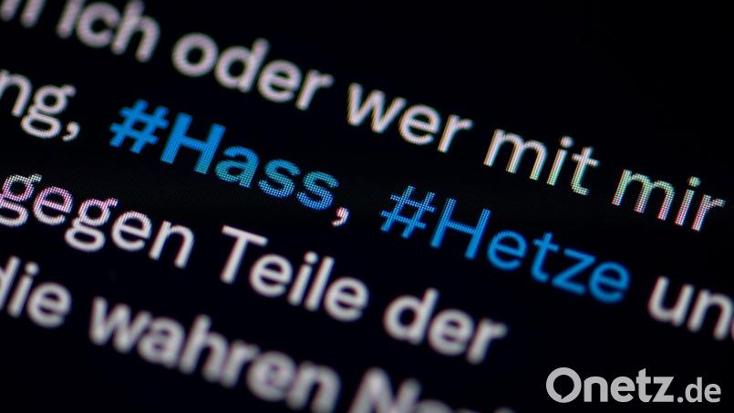 Fußballer beklagen Anfeindungen im Netz. (Symbolbild) Bild: Fabian Sommer/dpa