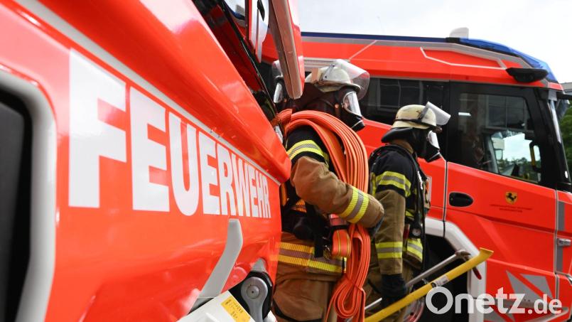 Feuerwehrleute löschen die Flammen in der Dachgeschosswohnung. (Symbolbild) Bild: Bernd Weißbrod/dpa