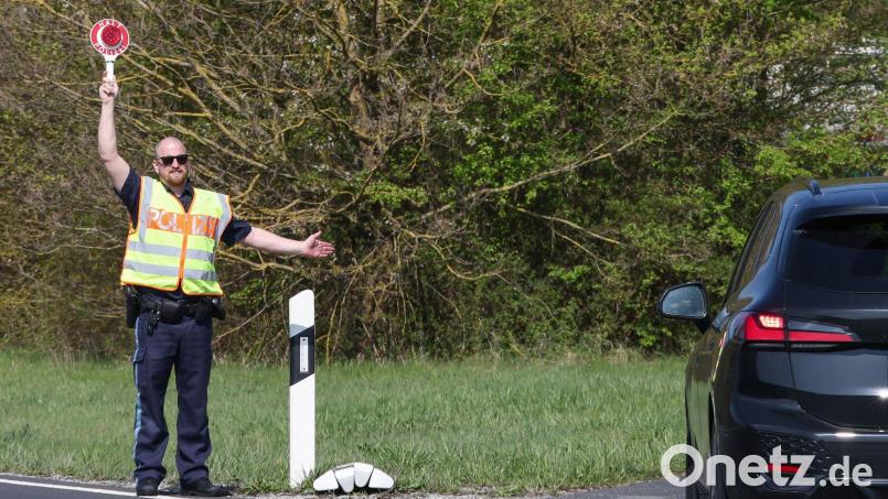 Bei Kontrollen auf den Landstraßen hat die Polizei viele Verstöße festgestellt. (Symbolbild) Bild: Daniel Löb/dpa