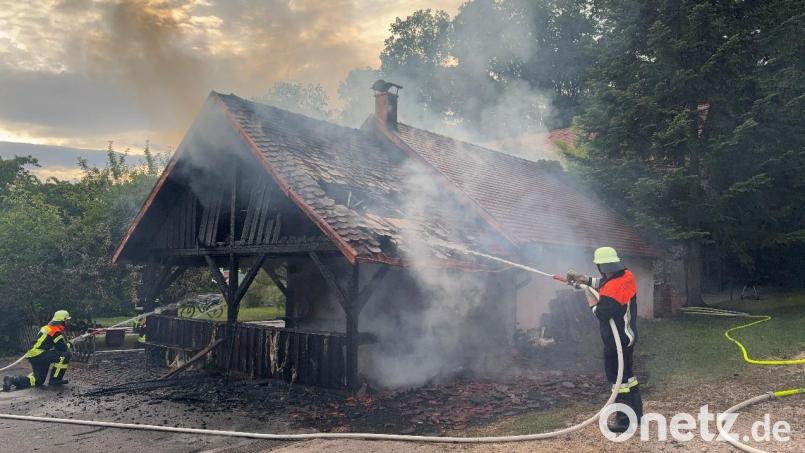 Ein defekter E-Bike-Akku hat einen Brand in einer Doppelgarage mit angrenzendem Holzanbau in Mimbach ausgelöst. Die Feuerwehren verhinderten Schlimmeres. Bild: Polizeiinspektion Sulzbach-Rosenberg