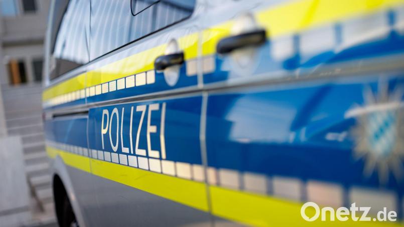 Die Polizei stellt die beteiligten Unfallfahrzeuge sicher. Symbolbild: Daniel Karmann/dpa