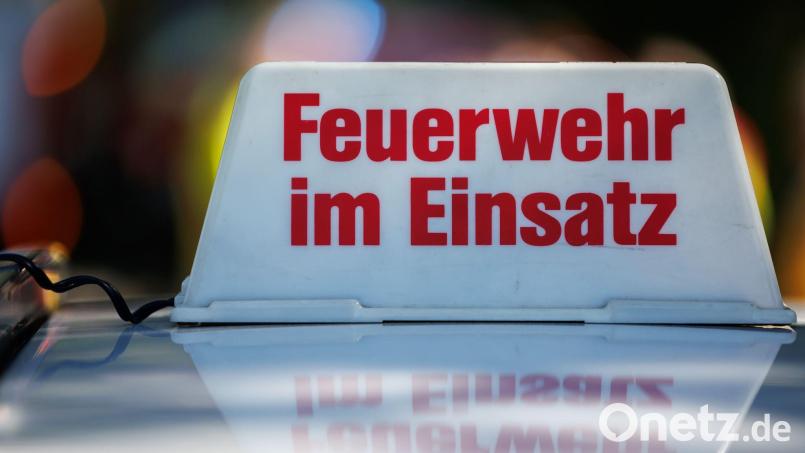Die Feuerwehr löscht das Feuer schnell. (Symbolbild) Bild: Daniel Karmann/dpa