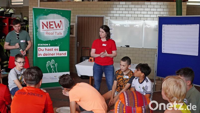 Margit Ringer vom Bayerischen Rundfunk unterstützte als Moderatorin die Veranstaltung „NEW Real Talk“ in Schwarzenbach. Bild: Jürgen Masching