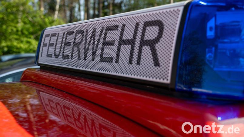 Die Feuerwehr bringt die Flammen schnell unter Kontrolle. (Symbolbild) Bild: Pia Bayer/dpa