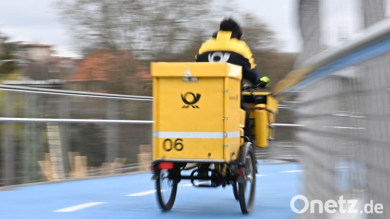 Ein Postbote bei der Arbeit: Wie lange waren seine Briefe wohl unterwegs? Bild: Bernd Weißbrod/dpa