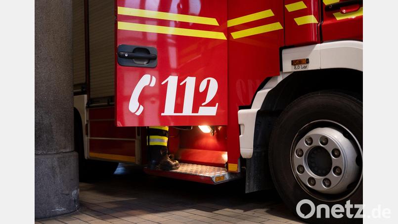 Die Feuerwehr bringt die Flammen unter Kontrolle. (Symbolbild) Bild: Niklas Treppner/dpa