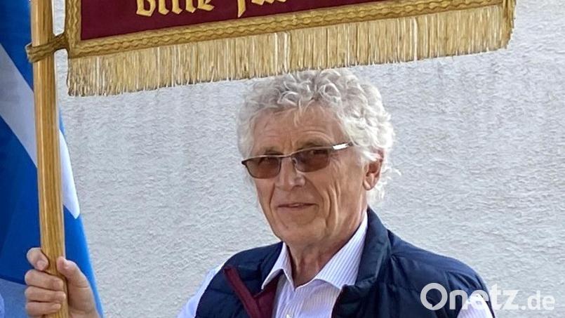Der verstorbene MMC-Obmann Ernst Weig aus Frankenrieth mit der MMC- Fahne, die er viele Male zum Fahrenberg getragen hat. Bild: fvo